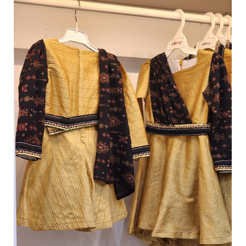 240105 فستان ذهبي مع  كشميري أسود 