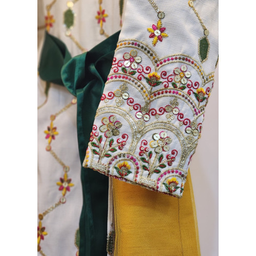 240142 فستان كركمي مطرز  مع حزام أخضر