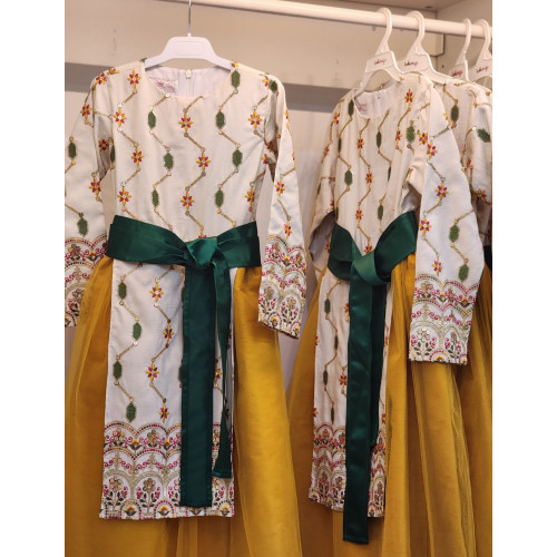 240142 فستان كركمي مطرز  مع حزام أخضر