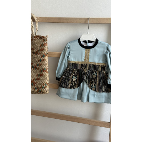 240151 فستان شعبي سماوي مع تطريز اسود