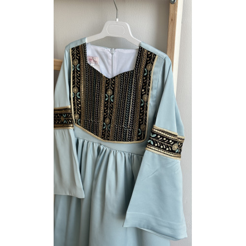 240154 فستان شعبي سماوي بتطريز اسود و أكمام واسعة