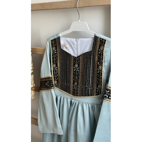 240154 فستان شعبي سماوي بتطريز اسود و أكمام واسعة