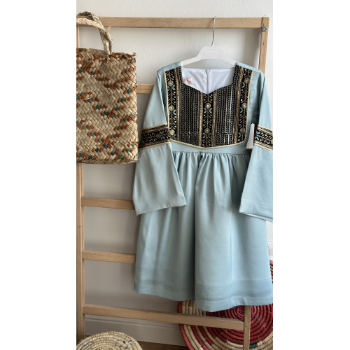 240154 فستان شعبي سماوي بتطريز اسود و أكمام واسعة