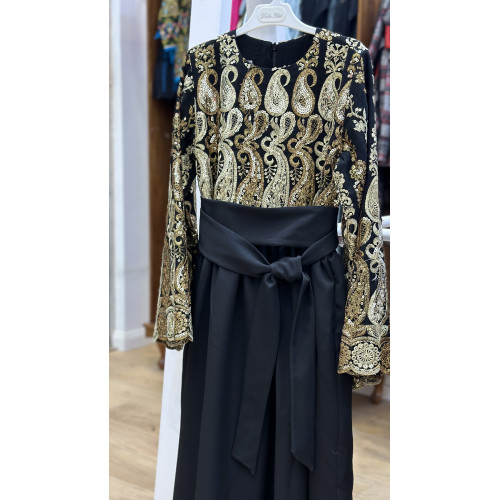 2400422 جلابية بتطريز أسود