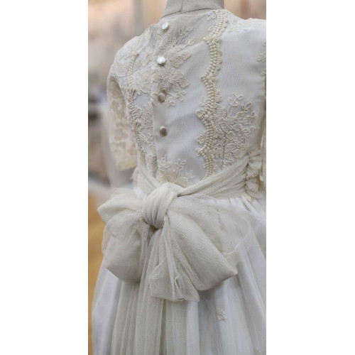 2400  فستان زواج دانتيل موديل طويل بحاشية تطريز