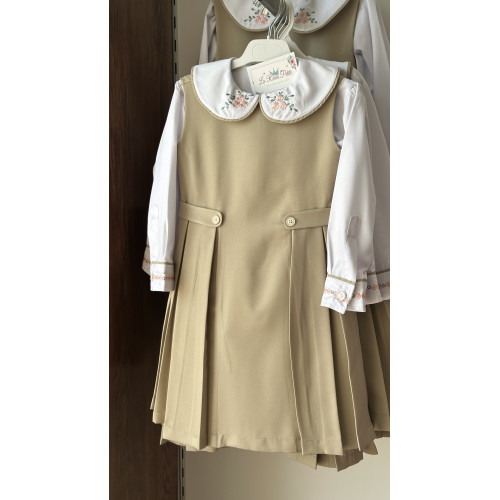 مريول (( رياض أطفال )) بيج مع قميص أبيض مطرز بالياقة والكم 144714 مريول (( رياض أطفال )) بيج مع قميص أبيض مطرز بالياقة والكم 144714