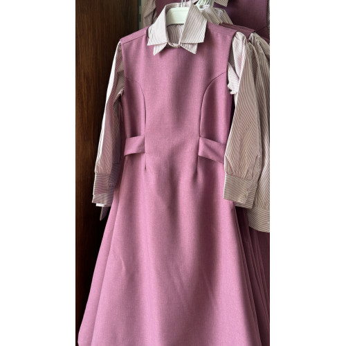 مريول مدرسي بنفسجي بربطات خلفية مع قميص مقلم 144716 مريول مدرسي بنفسجي بربطات خلفية مع قميص مقلم 144716