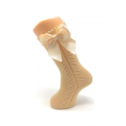 جوارب طويلة مخرم لون بيج  فاتح موديل فيونكة 