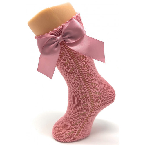 جوارب طويلة مخرم لون وردي موديل فيونكة 