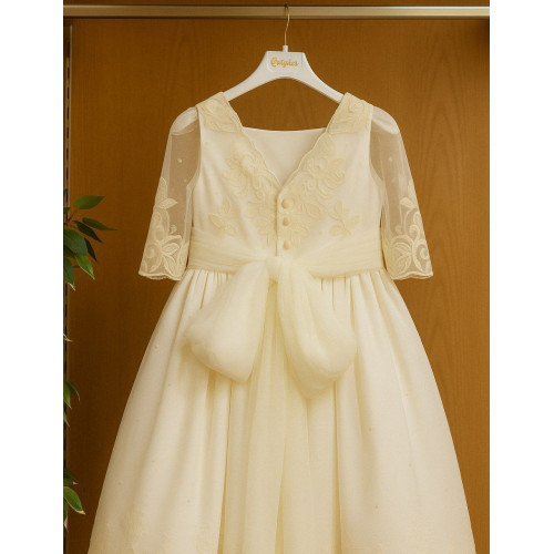 2400  فستان زواج دانتيل موديل طويل بحاشية تطريز