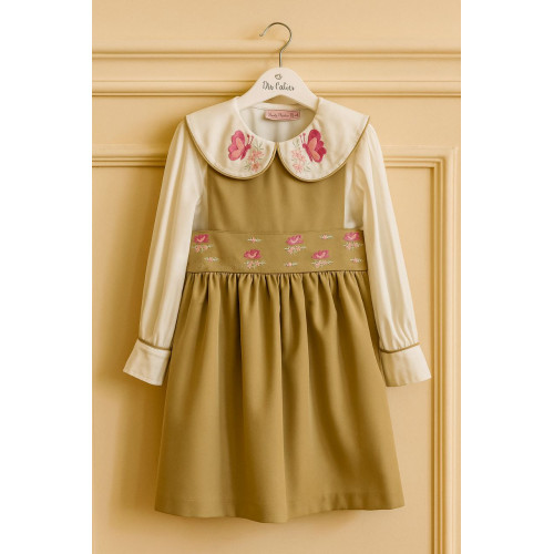 مريول (( رياض أطفال )) بيج مع قميص  مطرز بالياقة 240429