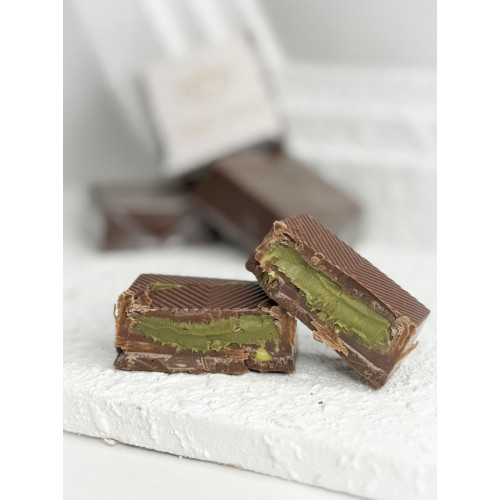 شوكليت بلجيكي بالمذاق الفريد ممزوج بحشوة الفستق شوكليت بلجيكي بالمذاق الفريد ممزوج بحشوة الفستق