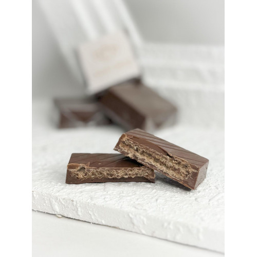 شوكليت بلجيكي بالمذاق الفريد ممزوج بحشوة البسكوت الهشة شوكليت بلجيكي بالمذاق الفريد ممزوج بحشوة البسكوت الهشة