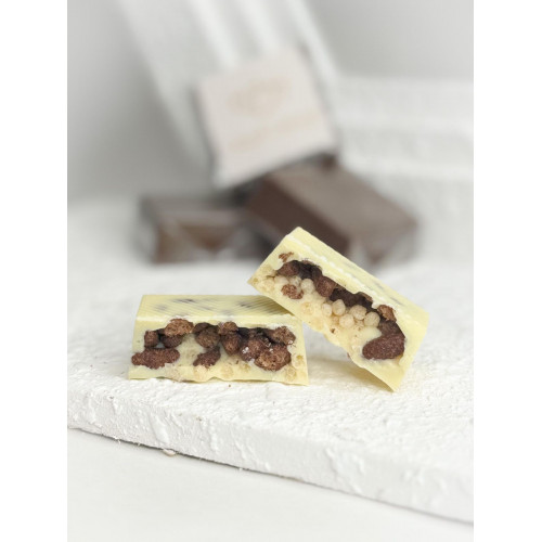 شوكليت ابيض بلجيكي بالمذاق الفريد ممزوج بحشوة الرايس كرسبي شوكليت ابيض بلجيكي بالمذاق الفريد ممزوج بحشوة الرايس كرسبي