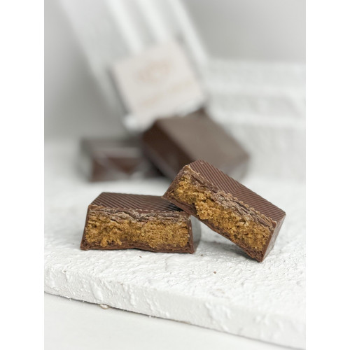 شوكولاتة بلجيكية بالمذاق الفريد ممزوج بحشوة اللوتس الذيذة شوكولاتة بلجيكية بالمذاق الفريد ممزوج بحشوة اللوتس الذيذة