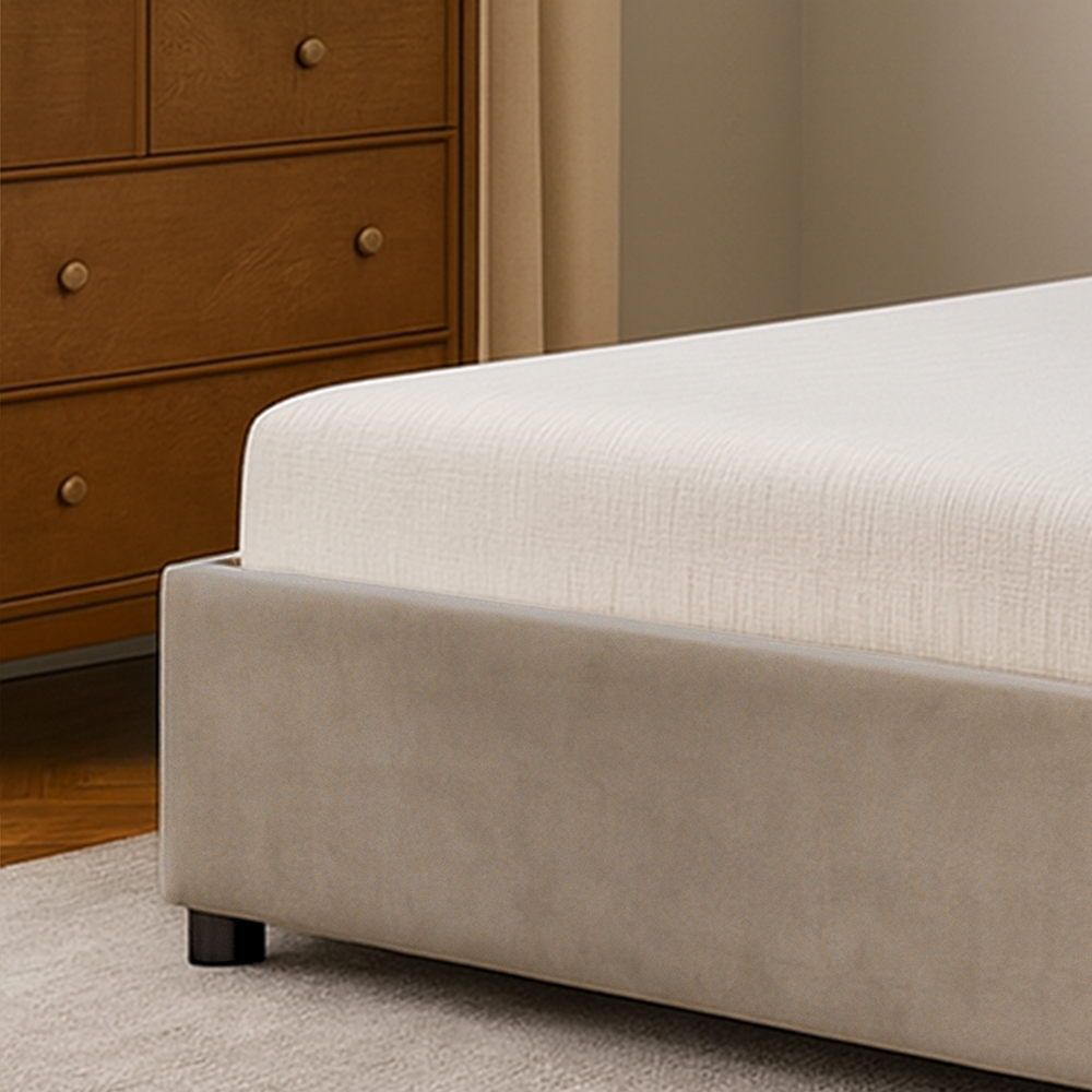 سرير خشبي بتنجيد مخملي