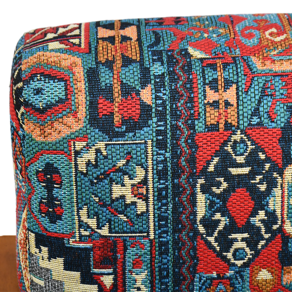 كرسي مفرد فخم تصميم مودرن بأرجل خشبية