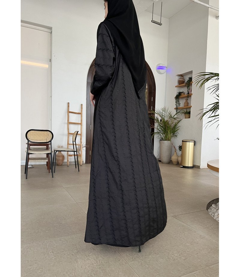 عباية 00340 راقية وأنيقة بخامة صيفية (تفتة مطرزة من الخلف ومن الأمام كريب على حرير صيفي) عباية 00340 راقية وأنيقة بخامة صيفية (تفتة مطرزة من الخلف ومن الأمام كريب على حرير صيفي)