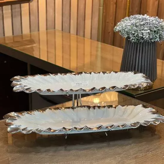 حاملة حلويات ثنائية الرفوف بتصميم أنيق وفاخر باللون الأبيض والفضي