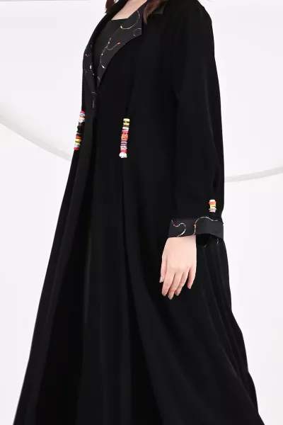 عباية 01045 عباية بليزر بقصّة فضفاضة من الكريب مع ياقة جاكار 