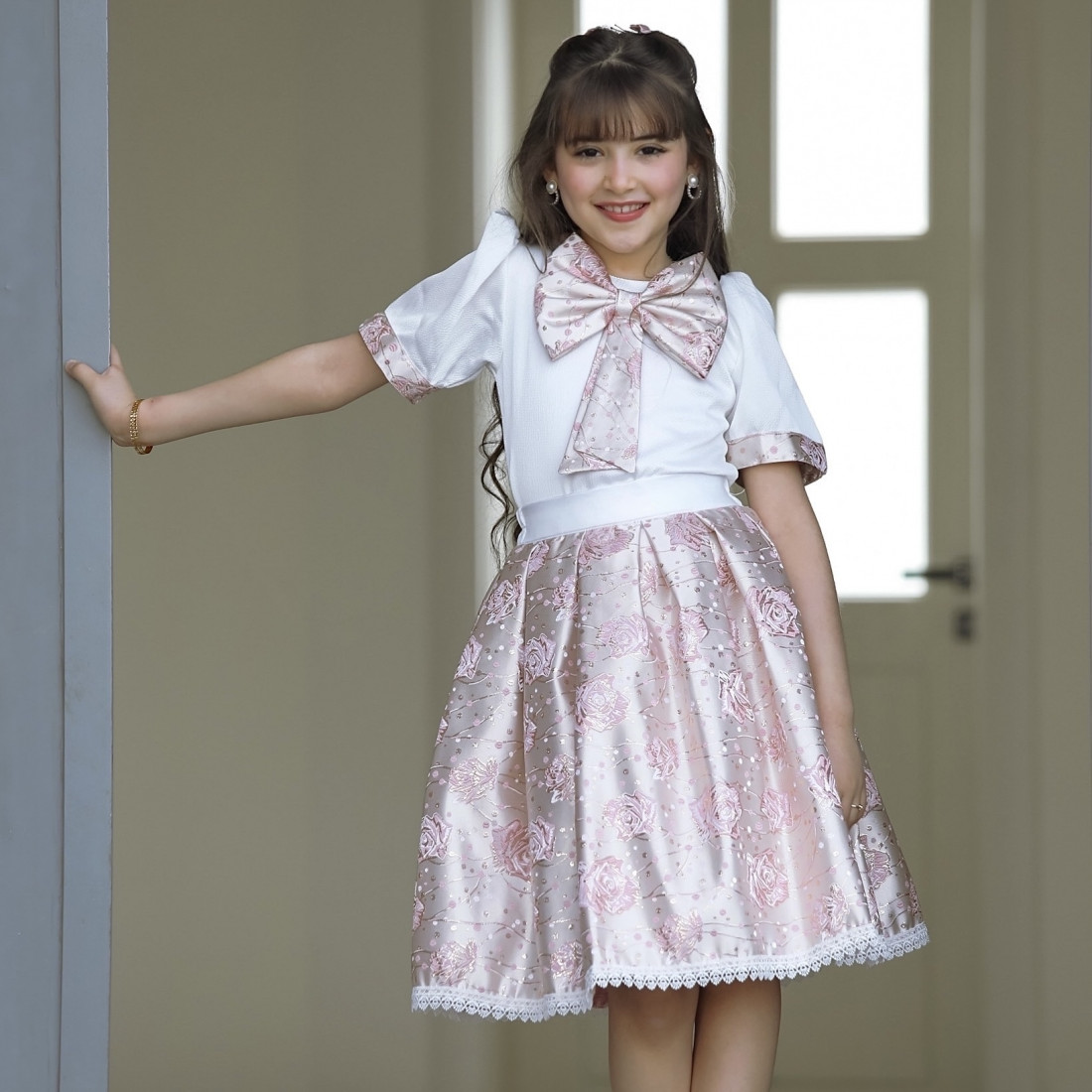 طقم تيور بناتي سبور بنقشات ورود وفيونكه على الصدر - 918