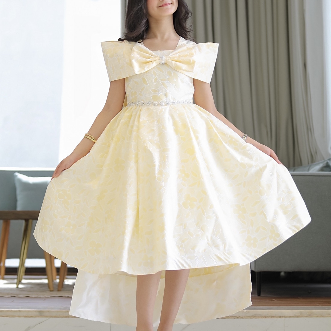 فستان بناتي الاصفر بذيل وفيونكه من الامام والخلف - 920