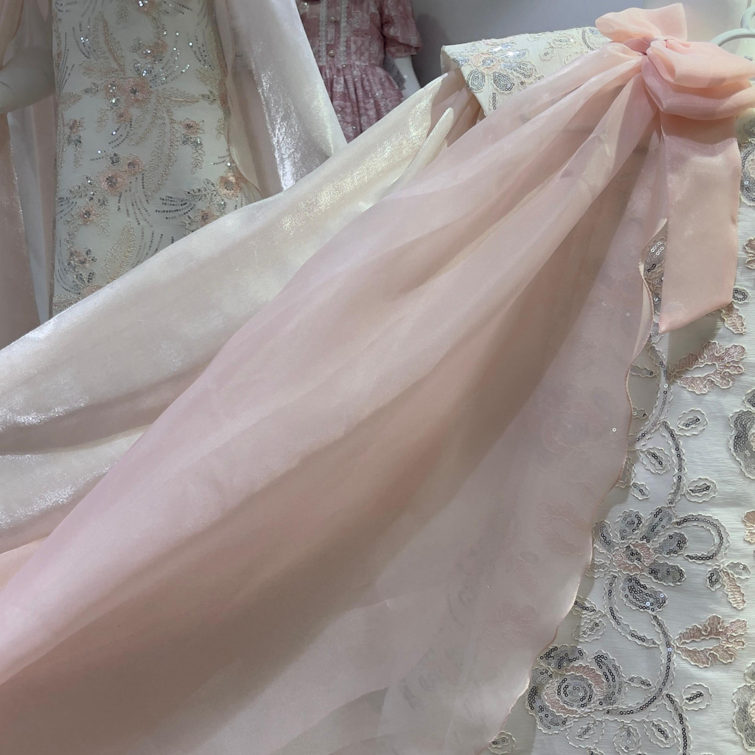 فستان بناتي سبور فراشة - 929 - يوجد اختلاف بدرجة لون الجناح صورة توضيحية