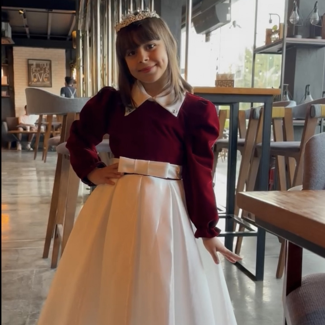 فستان بناتي مخمل عنابي وتنورة بيضاء | إطلالة ملكية شتوية - 1113