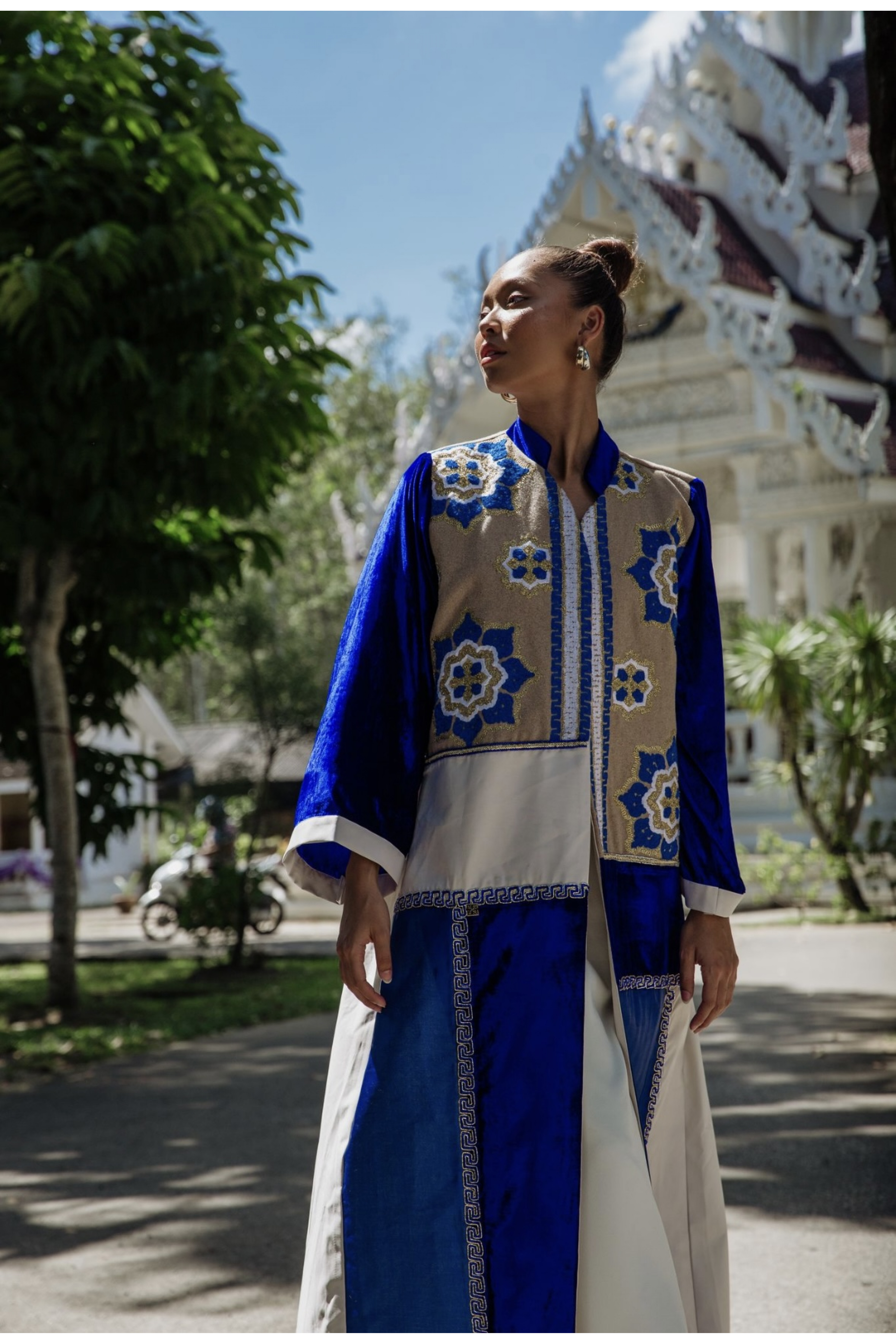 عباية راقية جداً بالأزرق الملكي 