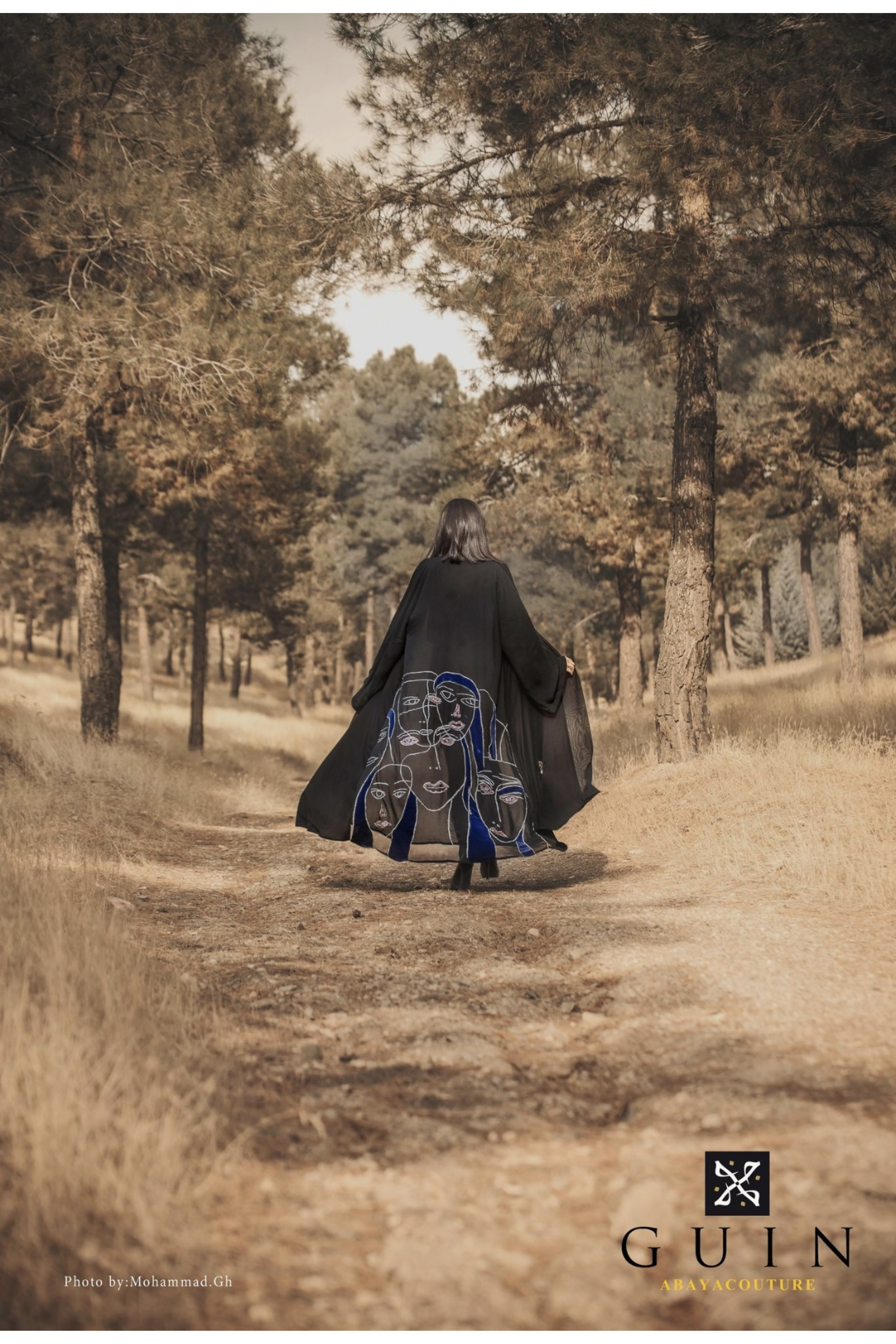 عباية فنية سوداء مع رسم ازرق