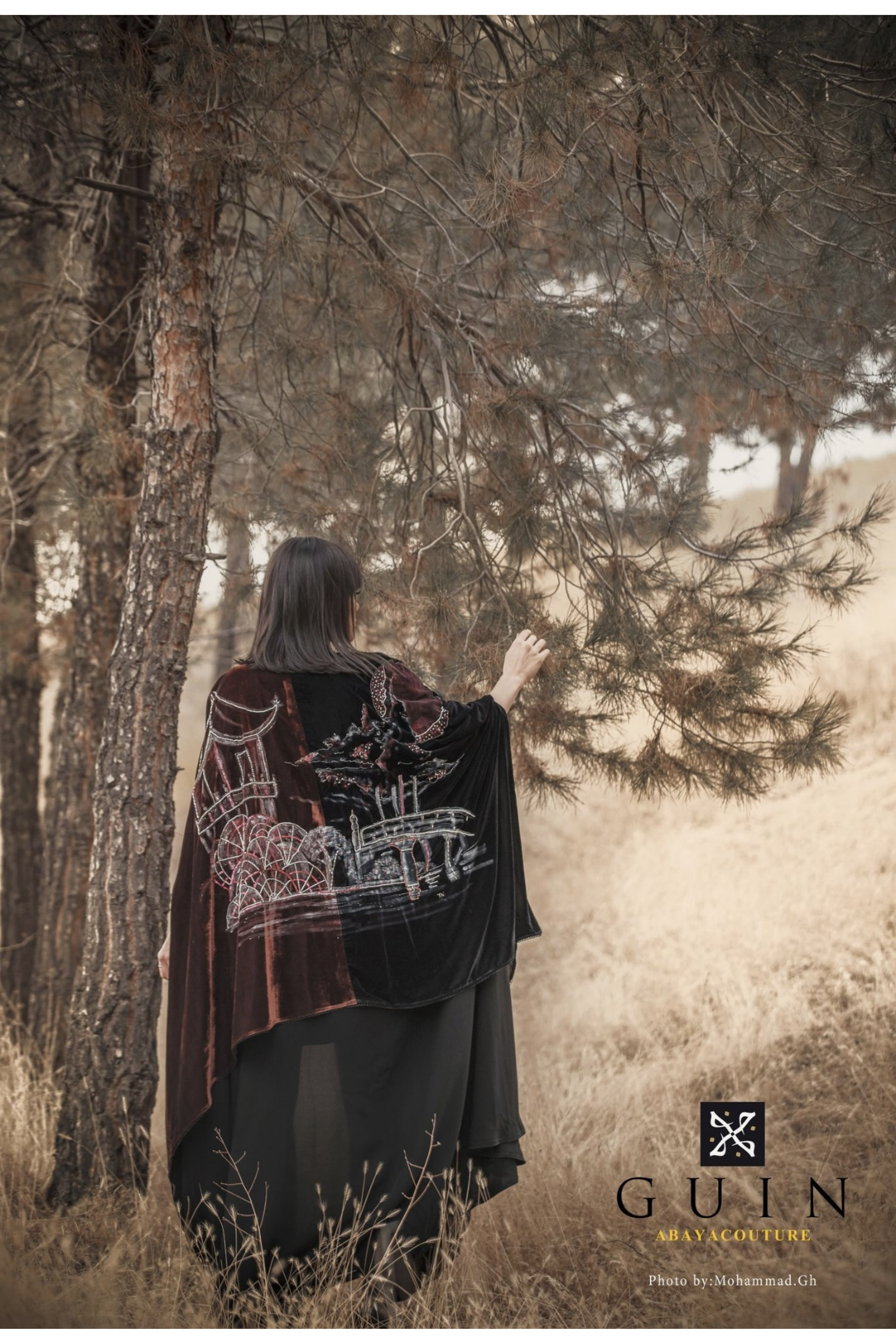 عباية فنية سوداء مع الاحمر الملكي