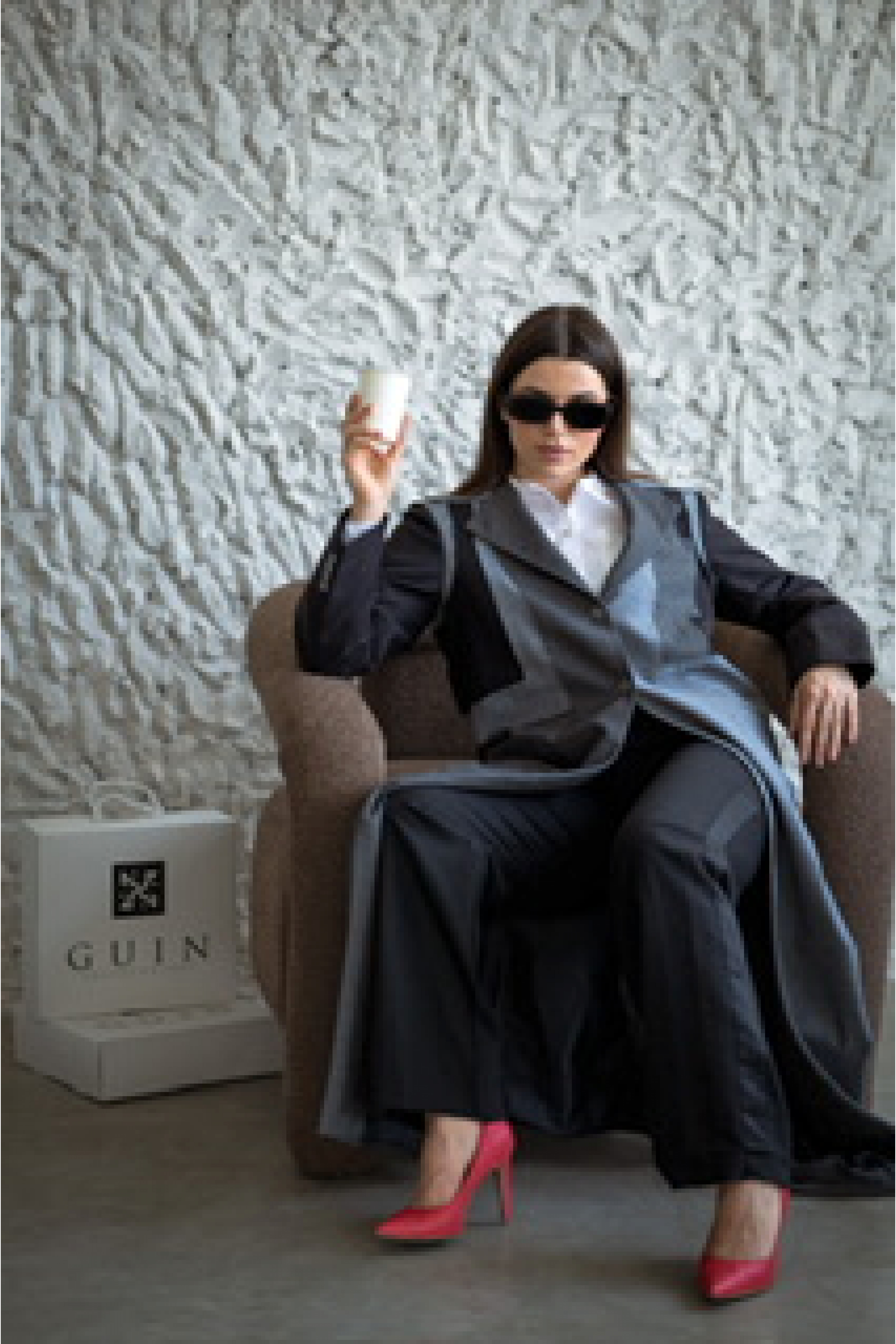 عباية سوداء و رصاصي عملية و راقية 