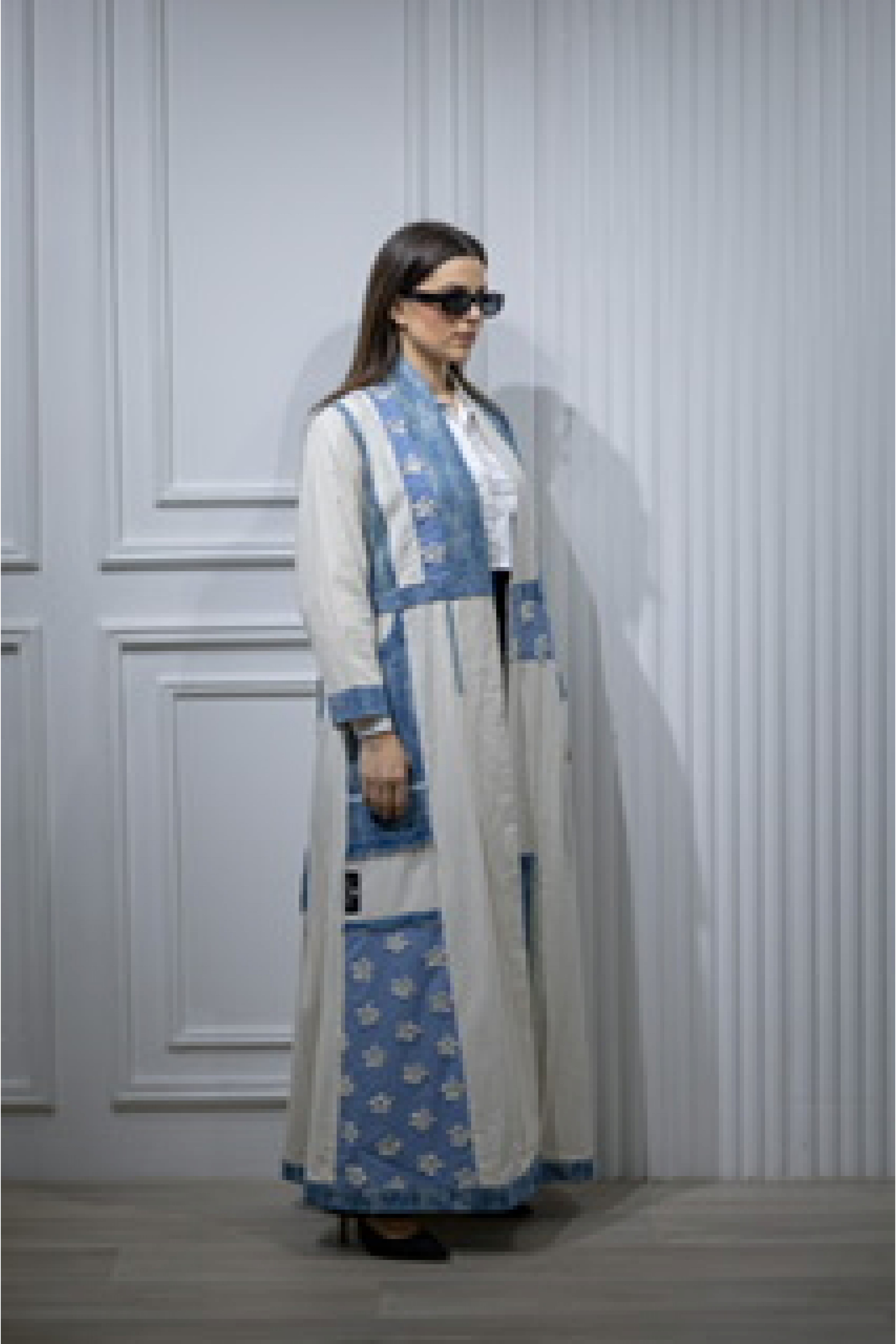 عباية يومية باللون الأزرق و الأبيض 