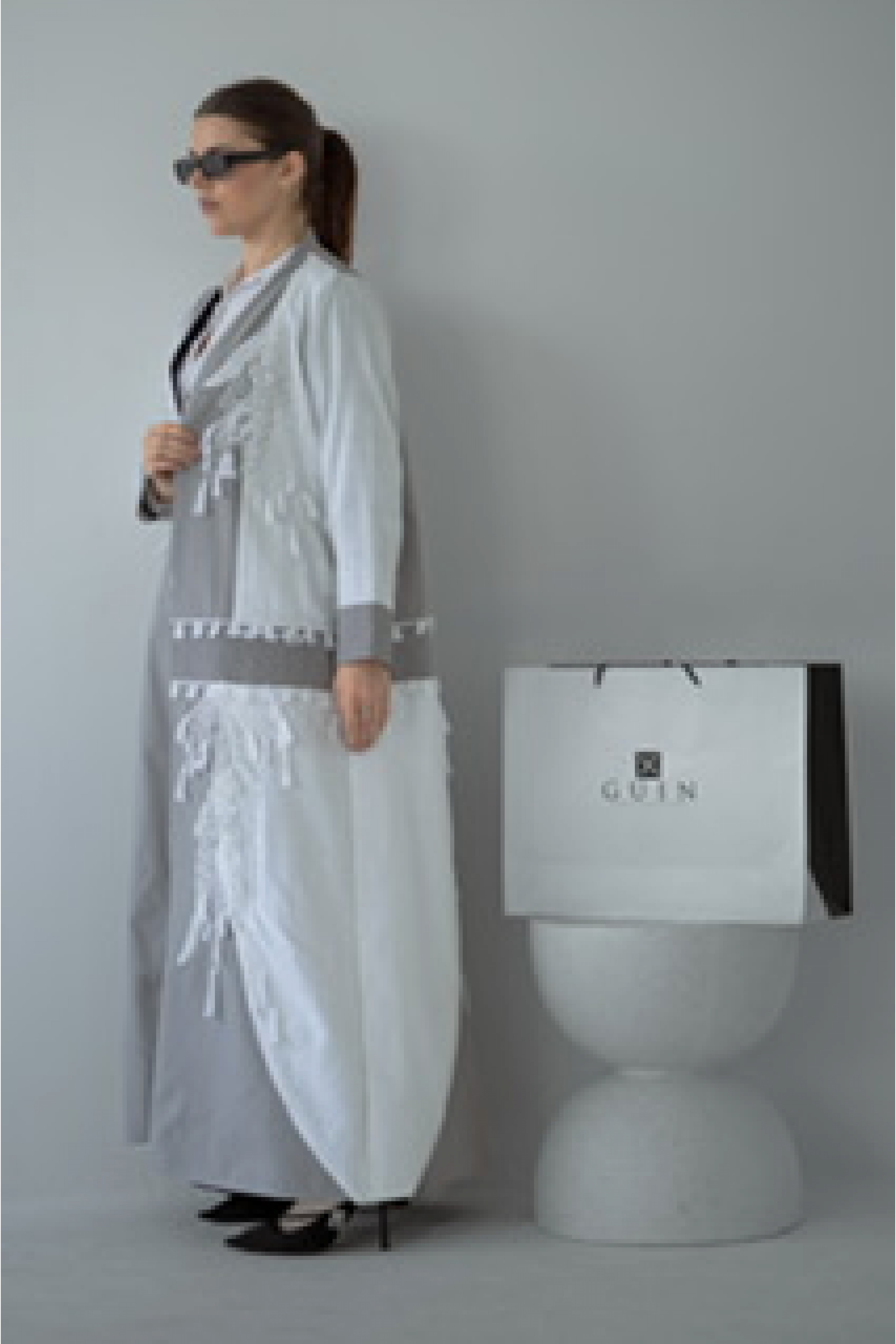 عباية عملية راقية جداً بالأبيض و الرصاصي 