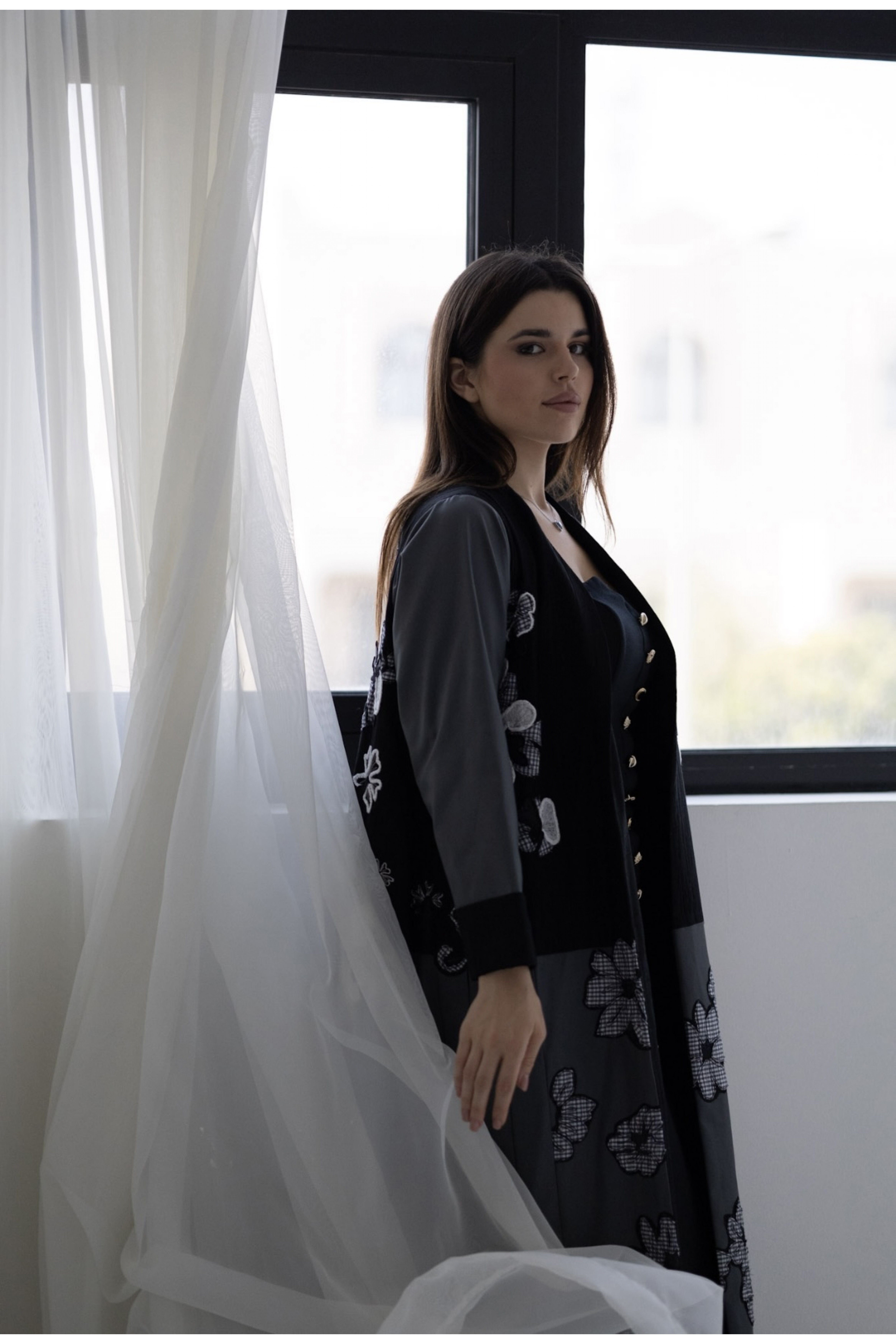 عباية عملية سوداء بالورد