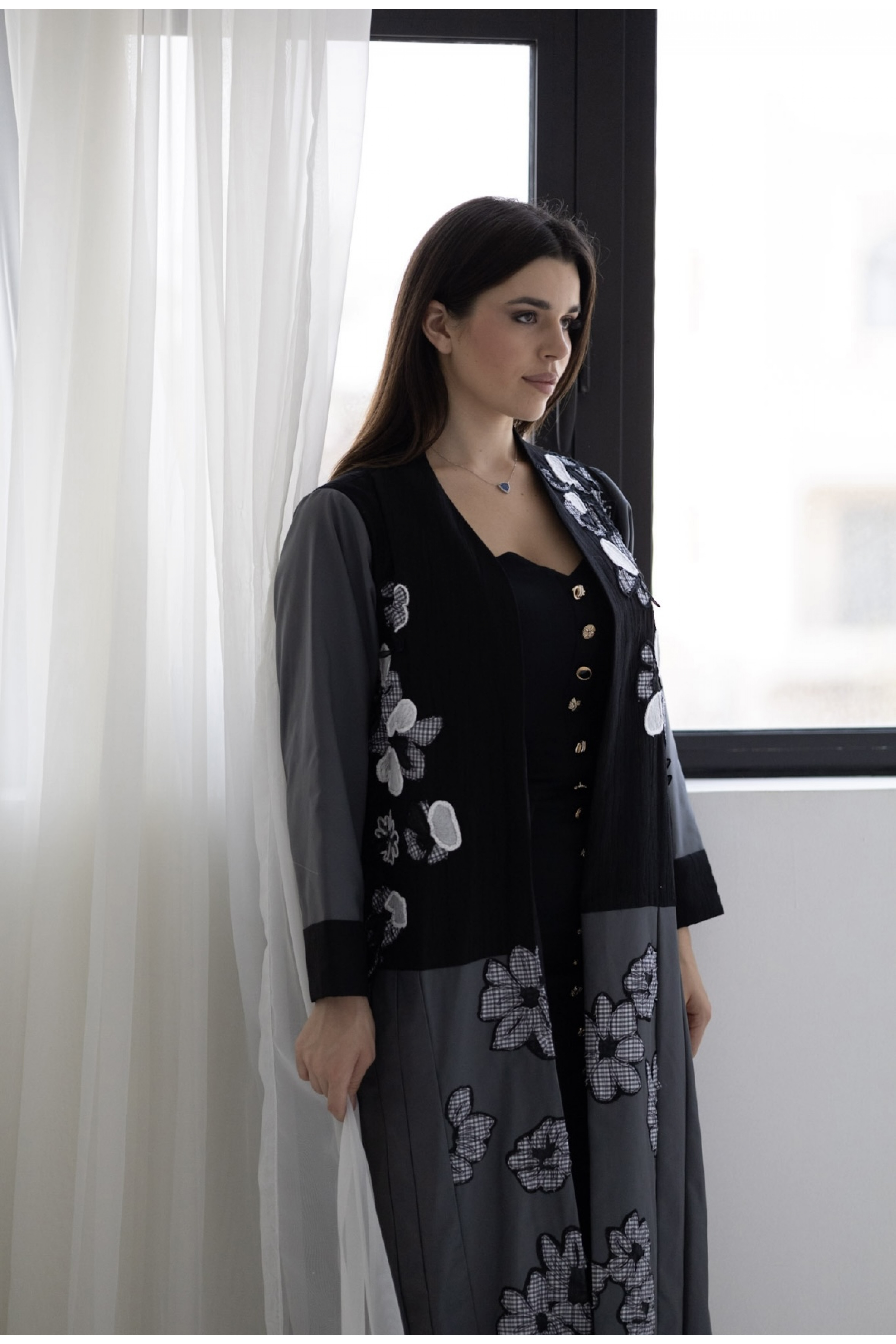 عباية عملية سوداء بالورد