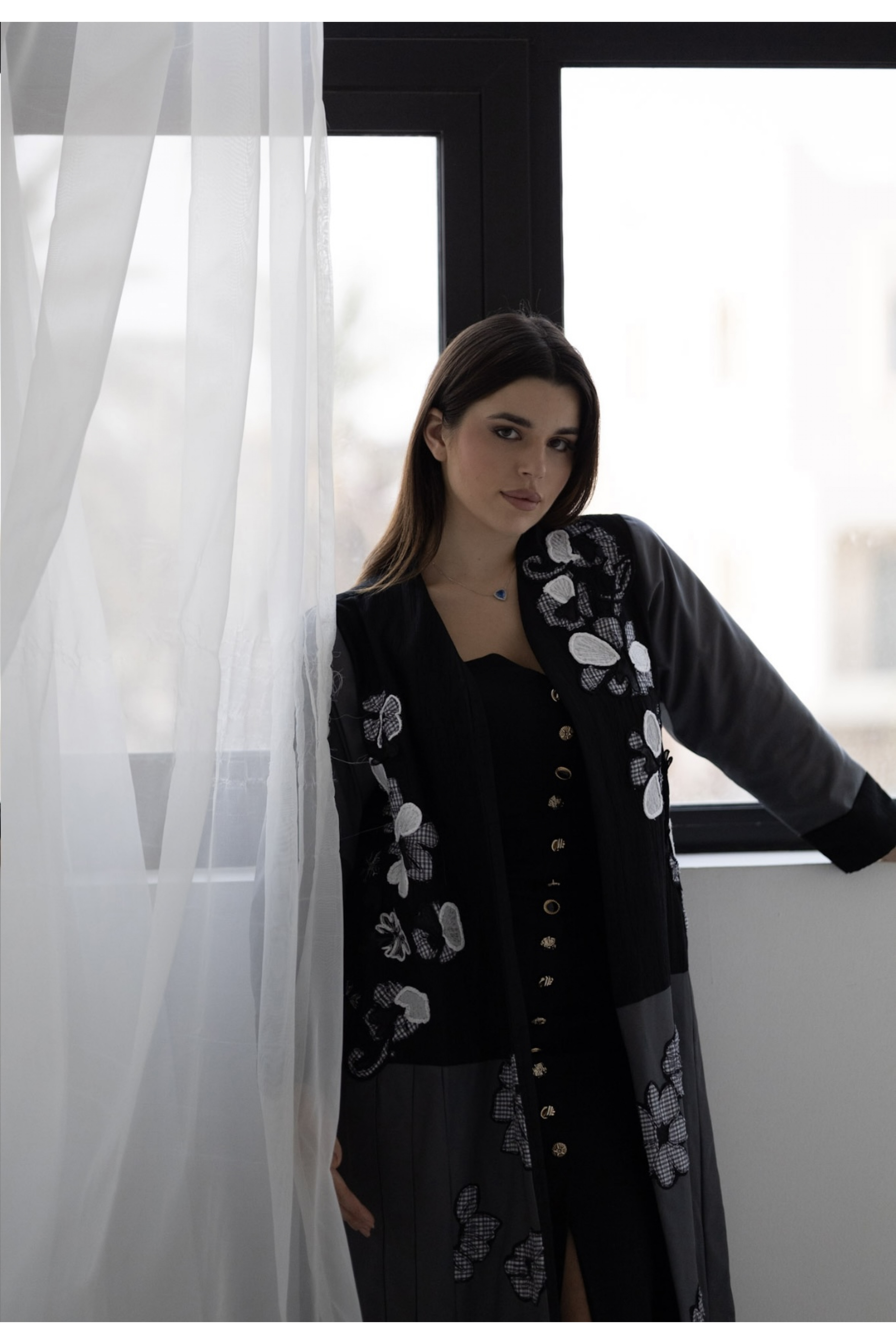 عباية عملية سوداء بالورد